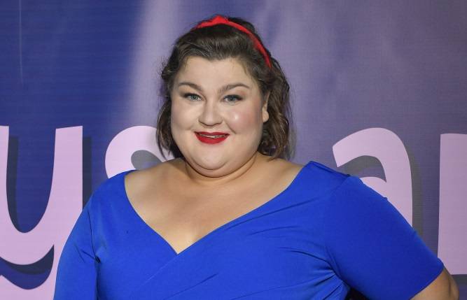 Dominika Gwit za chwilę rodzi. Zapozowała z ciążowym brzuchem przy choince [FOTO]