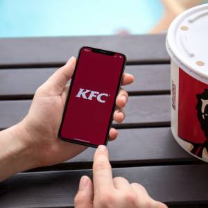 Chiny. Odkrył błąd w aplikacji KFC i jadł za darmo przez pół roku. Trafił do więzienia