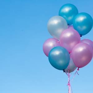 Mężczyzna uderzony przez dziecko balonem. Jego reakcja zaskakuje