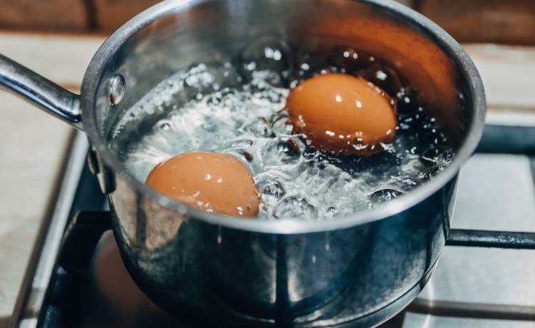Wielkanoc 2022. Co robić, by jajko nie pękło podczas gotowania? Z tymi podpowiedziami to proste!