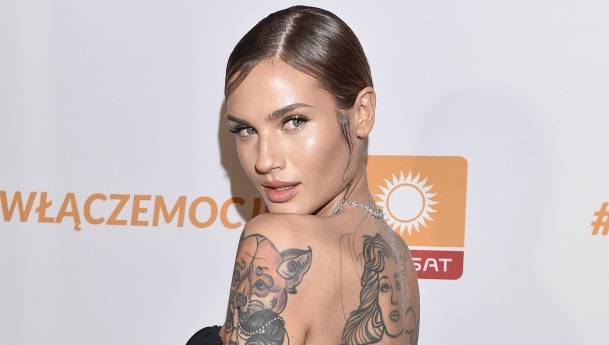 Karolina Gilon prezentuje mokre ciało, pozując w stroju kąpielowym. Tak prowadząca "Love Island" spędza czas wolny! [WIDEO]