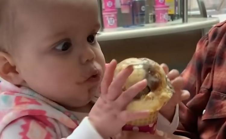 Dzieci po raz pierwszy spróbowały lodów. Internauci nie mogą powstrzymać śmiechu! [WIDEO]