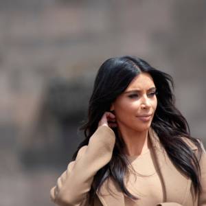 Kim Kardashian na siłowni w skąpym bikini i seksownych kozakach. Najnowsze zdjęcia gwiazdy podzieliły fanów [FOTO]