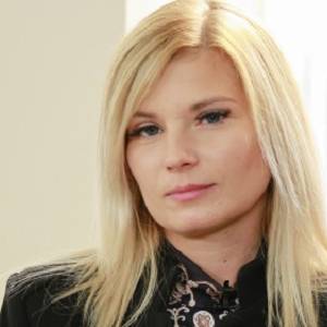 Już nie rolnik? Ilona z programu: "Rolnik szuka żony" spotyka się z przystojnym biznesmenem! [ZDJĘCIA]