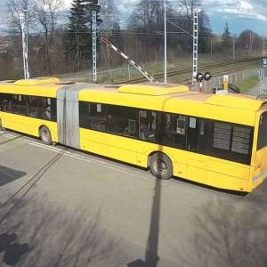Chwile grozy na przejeździe. Autobus przejechał, gdy rogatki zaczęły się opuszczać [WIDEO]