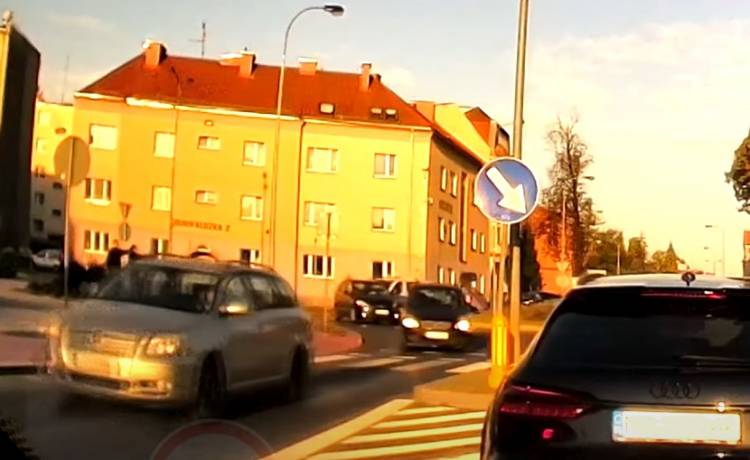 Hulajnoga kontra samochód osobowy przy rondzie. Internauci grzmią! [WIDEO]              