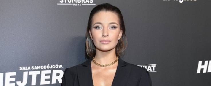 Głęboki dekolt i mocny makijaż. Julia Wieniawa w czerni zachwyca!                   