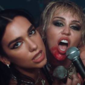 RMF Extra: Miley Cyrus i Dua Lipa we wspólnym singlu! Gorący teledysk do "Prisoner" podbił sieć