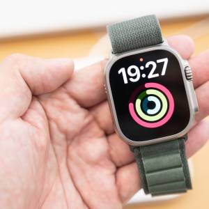 "Tytanowy" Apple Watch Ultra po zderzeniu z klamką. Wygląda, jakby miał za chwile się rozpaść