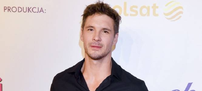 Mikołaj Roznerski o doniesieniach na swój temat. Nawiązał do informacji o ślubie oraz do fałszywych kont w sieci 