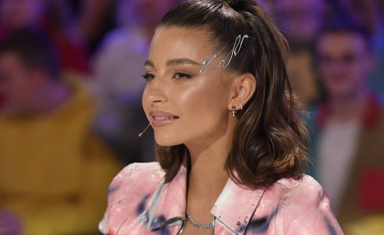 Julia Wieniawa w różowej odsłonie. Wycięcie w kształcie serduszka odsłoniło plecy [WIDEO]