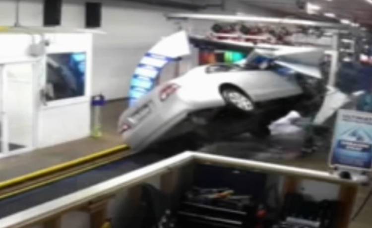 Staranował szlaban i... prawie dachował w myjni. Co tam się stało?! [WIDEO]