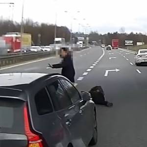 Pieszy wywrócił się i zasnął na autostradzie A4. Był pijany [WIDEO]