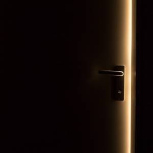 Zauważyłeś coś takiego pod drzwiami? To znak, że mieszkaniem interesują się złodzieje!