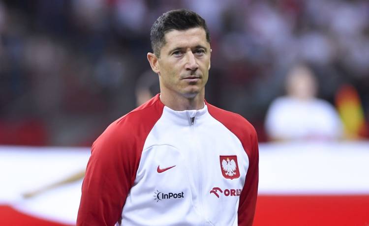 Robert Lewandowski wyszedł z córką na murawę. Tak wygląda Klara Lewandowska! [FOTO]