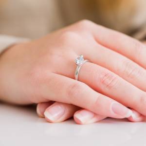 Miała sen, że ktoś ją napada. Śniąc połknęła pierścionek zaręczynowy ze strachu
