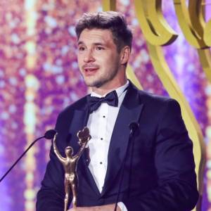 U boku Mikołaja Roznerskiego pojawiła się tajemnicza kobieta. Piękna blondynka olśniła na "ściance"