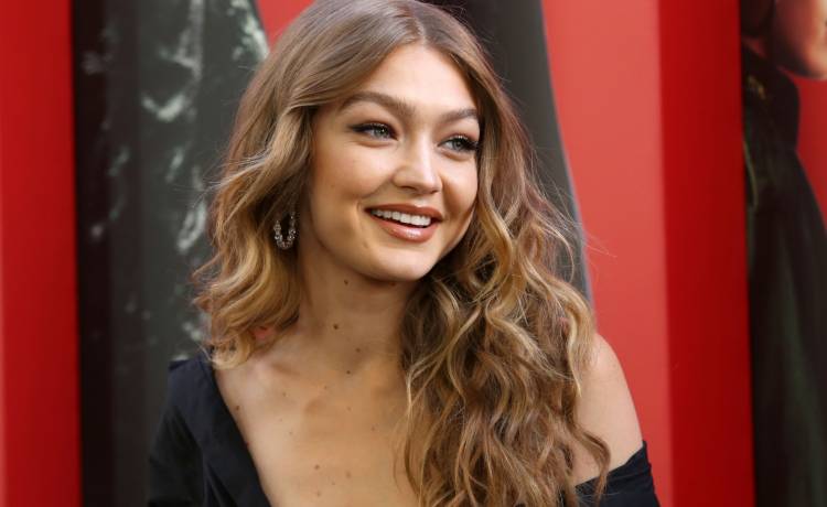 Gigi Hadid uratowała pokaz Chanel. Podczas finału na wybieg wtargnęła kobieta                                        