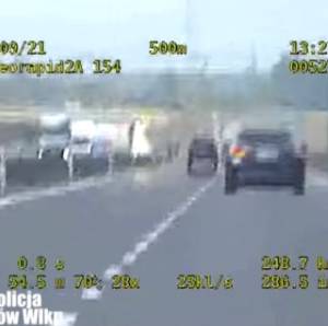 Jechał mercedesem 249 km/h. Był zaskoczony mocą radiowozu [FILM]