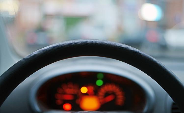 Uderzył w dwa samochody, a potem niemal przejechał pieszej po piętach i odjechał... "W Ninja Warrior by zaliczył wszystkie przeszkody" [WIDEO]