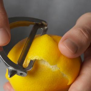 Co się stanie, jeśli zagotujesz skórki cytryny w wodzie z cynamonem i imbirem? Nie wszyscy znają ten trik!