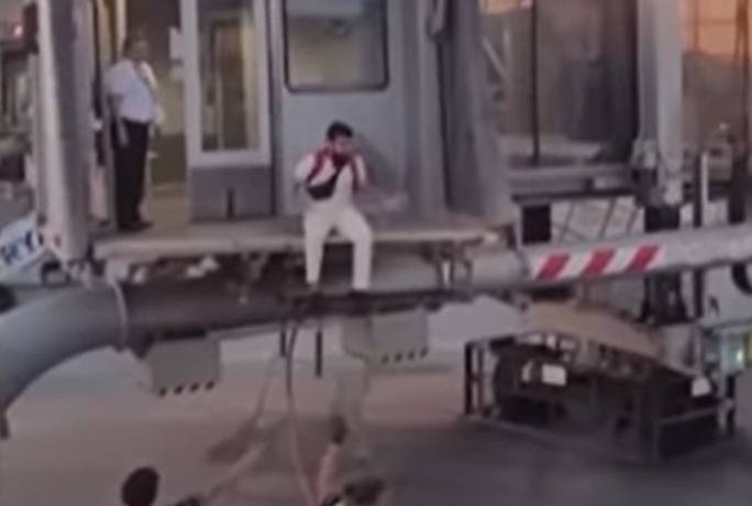 Spóźnił się na lot i chciał wbiec po odsuniętym rękawie. Na oczach pasażerów runął z wysokości [WIDEO] 