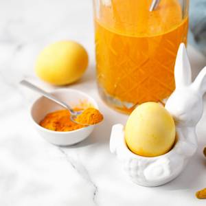 Nie uwierzysz, jak łatwo zrobić naturalne, żółte pisanki! Odkryj kuchenny trik