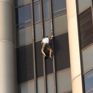 Polski "Spider-Man" wspiął się na wieżowiec we Francji. Pokonał ponad 200 metrów bez zabezpieczenia