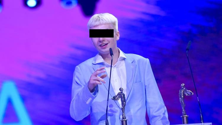 Policjanci przeszukują mieszkanie Maty. Zatrzymano go za posiadanie narkotyków