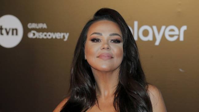 Sylwia Bomba odsłania wdzięki w świetle zachodzącego słońca. Ta stylizacja sporo odsłania! [FOTO]