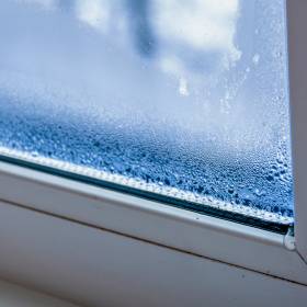 Tak pozbędziesz się kropel wody na oknach. Wystarczy jeden tani składnik 