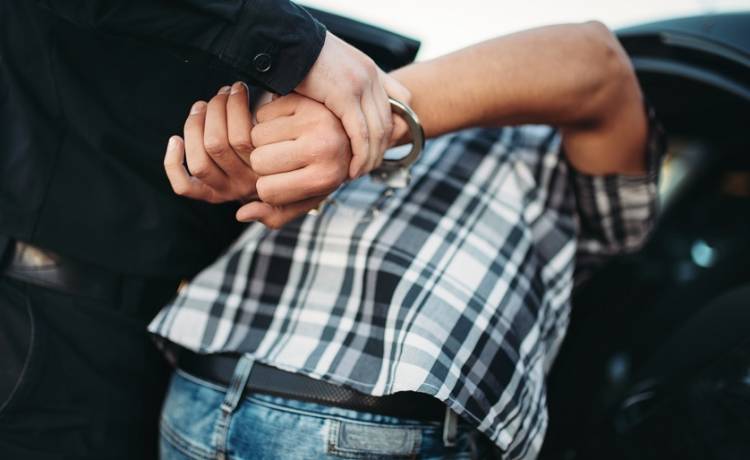 Wezwał na pomoc policjantów, sam trafił do aresztu. Zaskakujący finał interwencji w jednym z warszawskich mieszkań