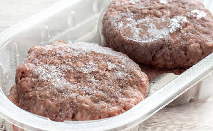 Ten sposób rozmrażania mięsa to prosta droga do zatrucia, fot. Shutterstock