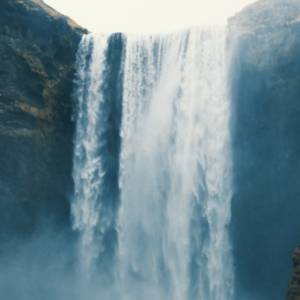 Wodospad, który "płynie" do góry?! Niesamowite nagranie trafiło do sieci [WIDEO]