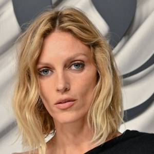 Anja Rubik pokazała kadry z odważnej sesji. Modelka pozuje topless [FOTO]