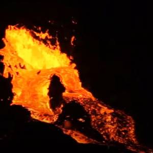 Trwa wulkaniczna erupcja na Islandii! Nowe nagrania wywołują ciarki! [WIDEO]