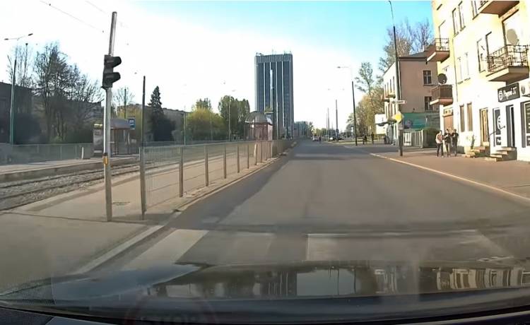 Zablokował drogę i położył się na masce samochodu. Internauci nie mieli dla niego litości: "Kiedyś inaczej się załatwiało takie sprawy" [WIDEO]