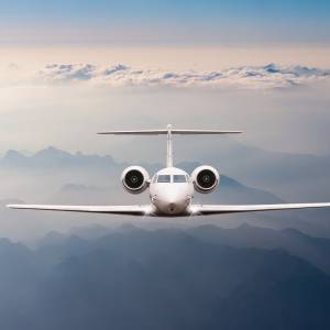 Chciał szybciej wysiąść z samolotu. Otworzył drzwi awaryjne, wspiął się na skrzydło i wyskoczył na lotnisko [WIDEO]