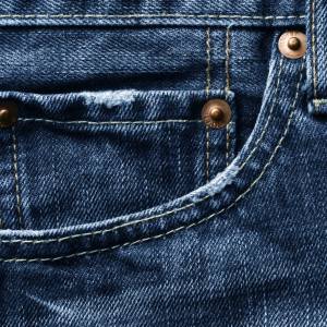Małe guziki przy kieszeniach jeansów mają ważną funkcję. Niewiele osób o tym wie!