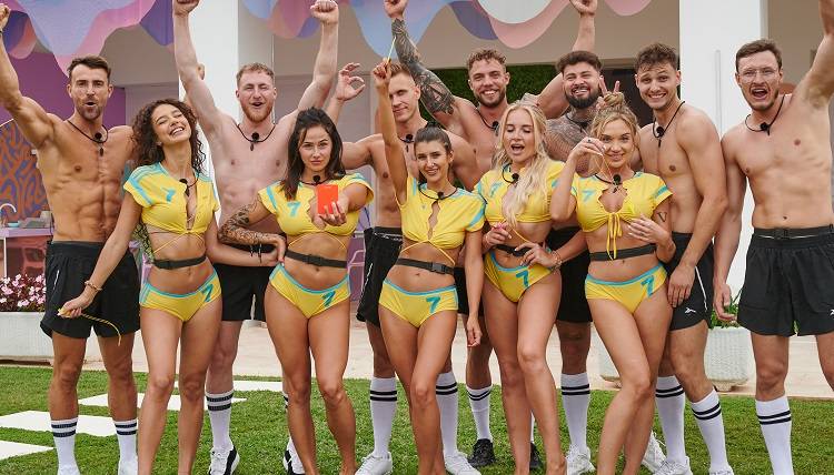 "Love Island 8". Miłość czy taktyka? Widzowie nie wierzą w przypadkowe spotkanie byłych narzeczonych w show! 