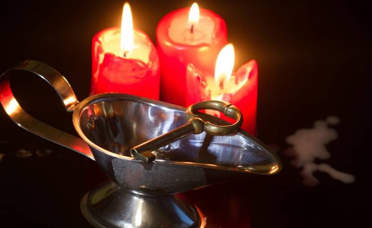 Jak wróżyć w andrzejki 2023? Lanie wosku to nie wszystko! 