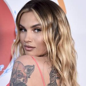 Karolina Gilon pokazała, jak wygląda bez makijażu i w pełnym make-upie. Metamorfoza modelki robi wrażenie! [WIDEO]