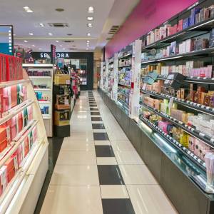 Sephora i Rossmann zamykają sklepy i rozdają kosmetyki za darmo? Sieci wydały oświadczenia