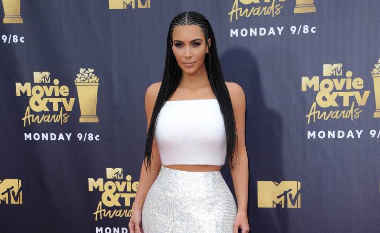 Kim Kardashian na plaży w czarnym bikini. Tak gwiazda spędza wakacje z dziećmi [FOTO]