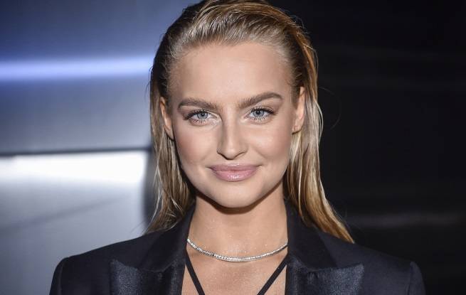 Karolina Pisarek rozgrzewa sieć w stroju kąpielowym. Gwiazda zachwyca figurą! [ZDJĘCIA]