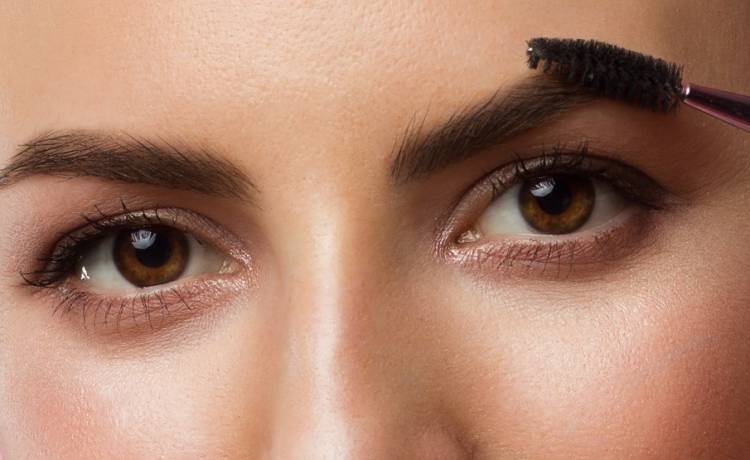 7 domowych sposobów na piękne brwi. Te tricki sprawią, że będą gęstsze i zdrowsze