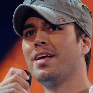 Enrique Iglesias i Anna Kurnikova rodzicami po raz trzeci! Zdjęciami dziecka podzielili się w sieci