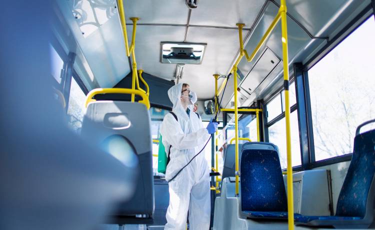 Kraków: Nastolatek jechał autobusem bez biletu. Gdy do autobusu wsiedli kontrolerzy, wpadł w furię!