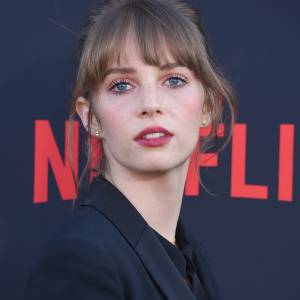 Odważny teledysk Mayi Hawke. Gwiazda nago w lesie z grupą nastolatków! [18+]