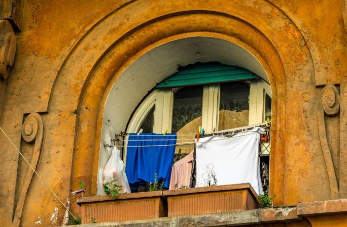 Nowe przepisy w Rzymie. Wysokie kary za wywieszanie prania w oknach